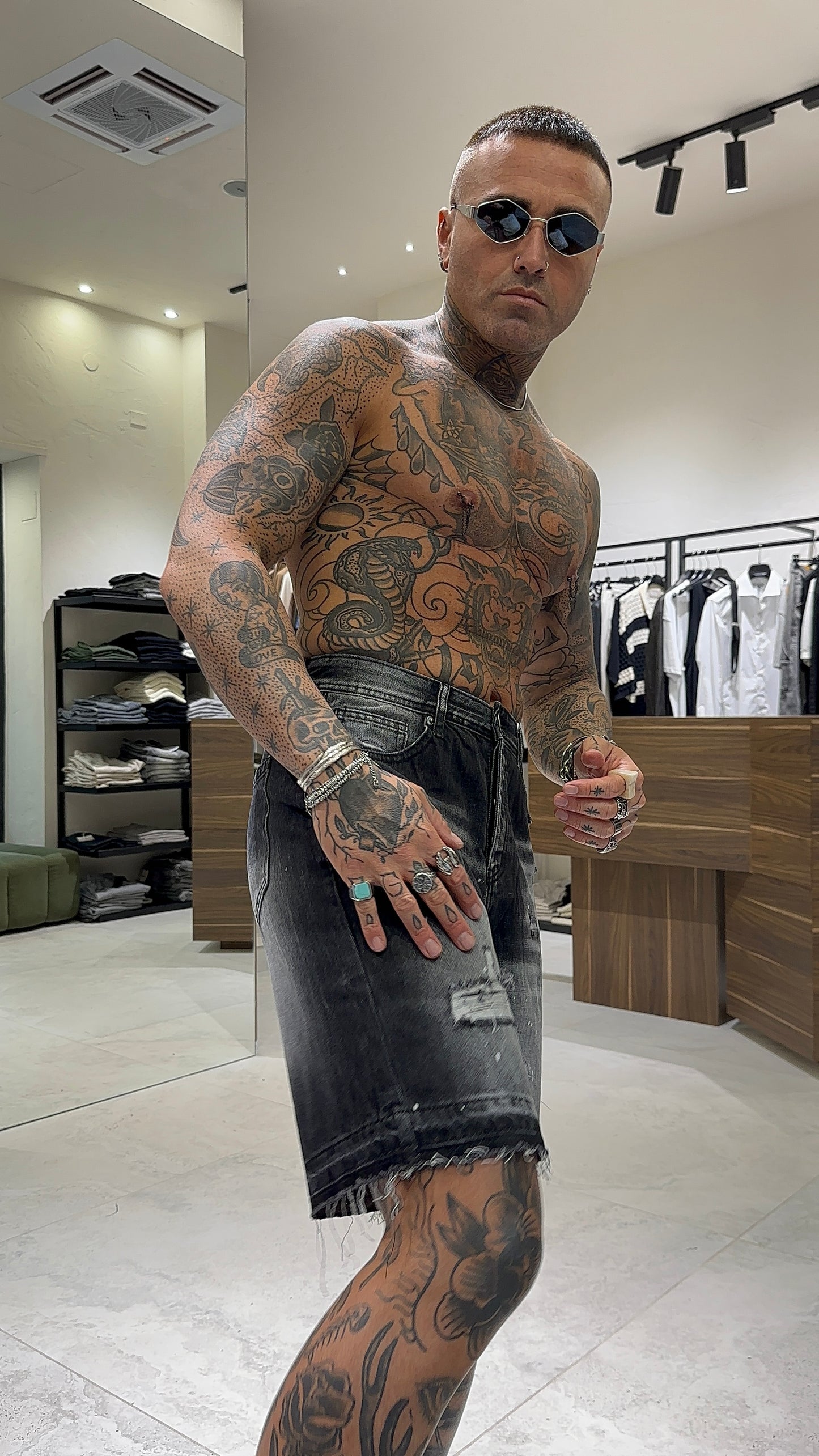 AVANTGARDE SHORTS 01