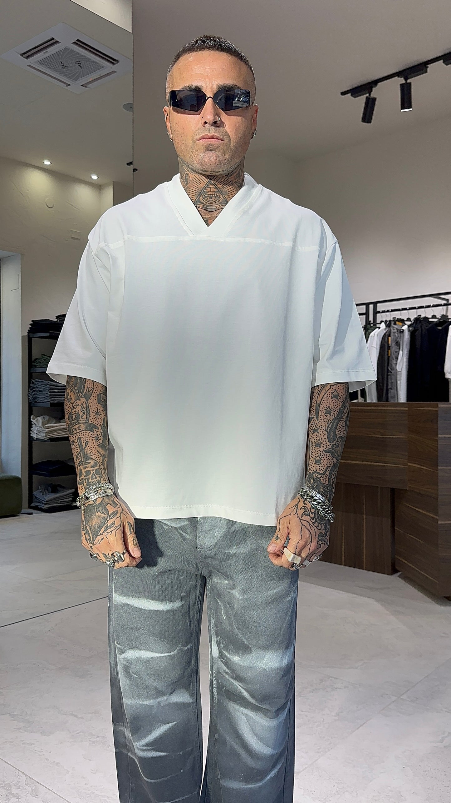 T-SHIRT SCOLLO V OVER