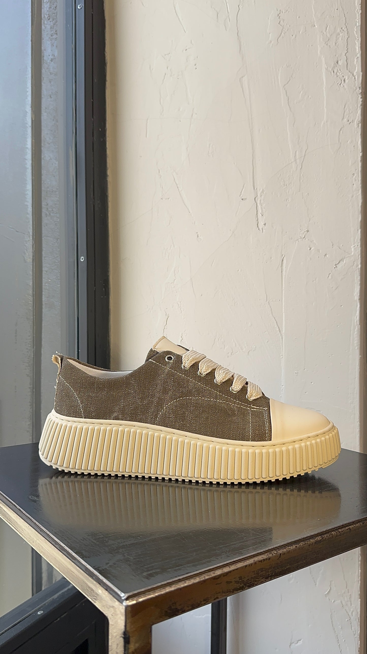 SNEAKERS HIGH SOLE