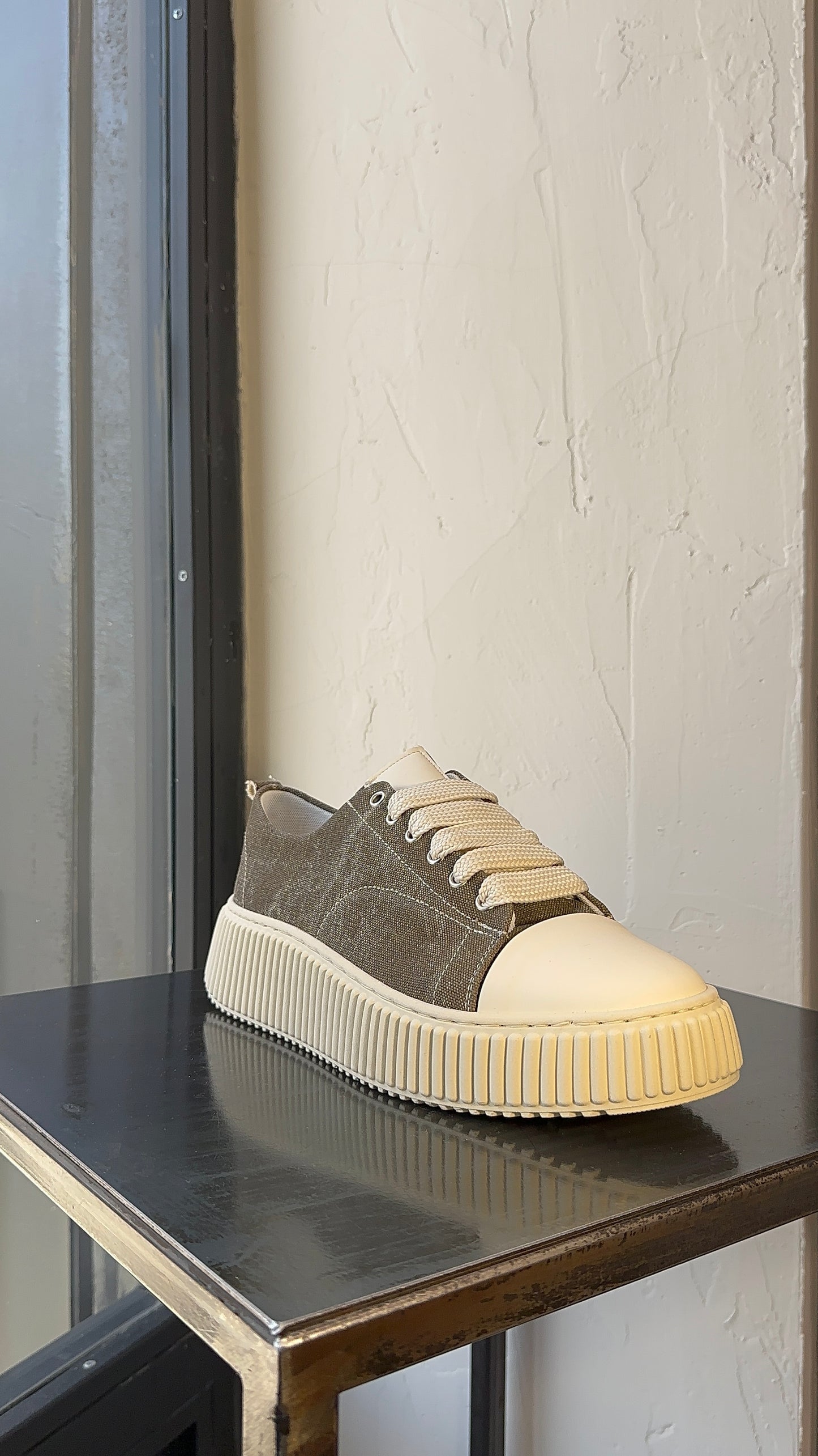 SNEAKERS HIGH SOLE