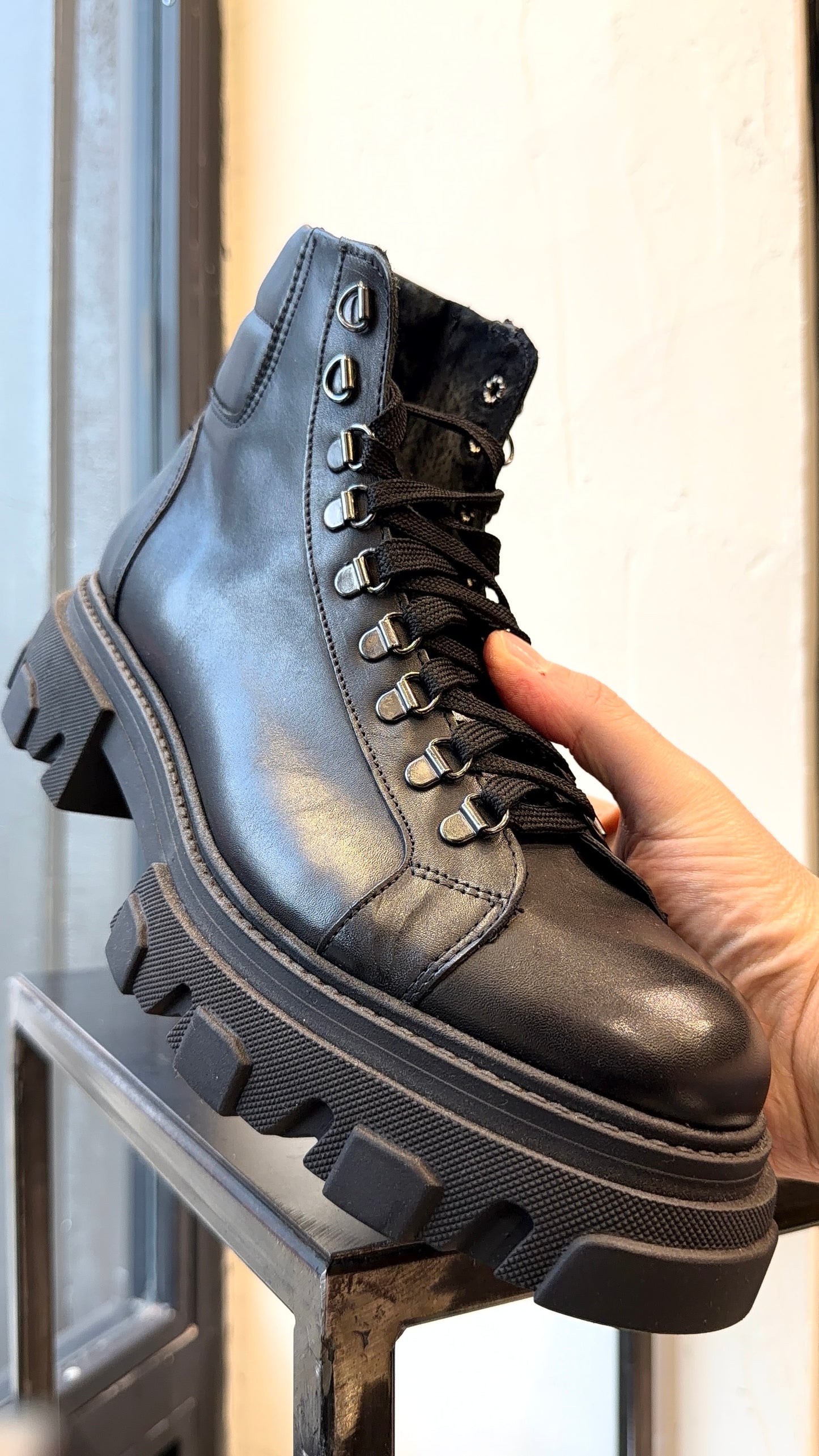 STIVALI STRINGATI LISCIA